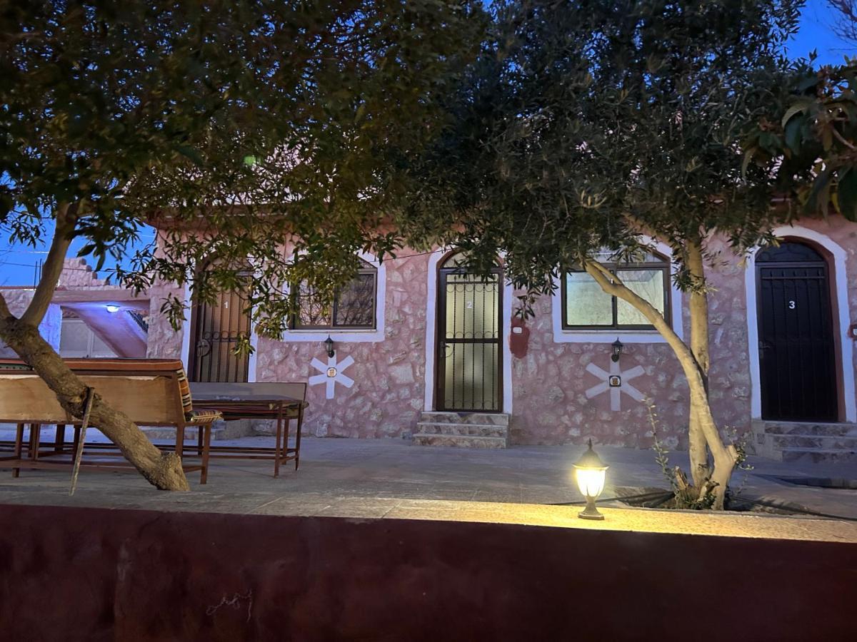 Guest House Attallah ワディ・ムーサ エクステリア 写真